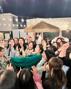 Mandy Wong Instagram - 今年嘅fans gathering別具意義，謝謝你們為我準備嘅，不需要完美，有愛便足夠💕🫶🏻

“人大了，難得放肆地笑
才會懂 煩惱盡量忘掉”
最近常常Loop嘅歌曲，很有意思！下次我哋要一齊唱！💕💕
@mandywong_official_fc

#growtogether 
#staytogether❤️