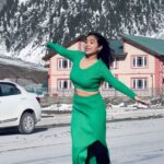 Manisha Rani Instagram – Wait for the End Reaction😜

Videography- @saju.kashmir 
@dmt_explores 

Outfit – @vidhicollection_lokhandwala 

#kashmir#1piece#manisharani#manishasquad