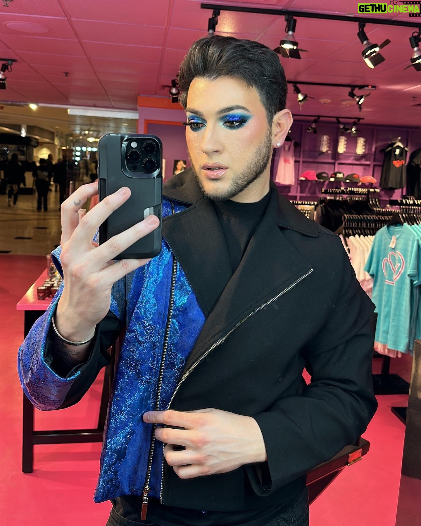 Manny MUA Instagram - what happens in vegas⦠š¤«
