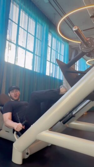 Manny MUA Instagram - come someone please come help me?! 😮‍💨