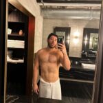 Manny MUA Instagram – workin on my fitness yall my witness 💪🏻
–
I’ve been on this fitness journey for the past 2 years now (more seriously) and truly it has made me the happiest version of me I could be. I’ve always been insecure about my body and even posting this progress pic I’m literally so nervous I could vomit 🤧 butttt I’m also so proud of the progress I’ve made and I will continue to work on every aspect of my health: not just physical but emotional, mental, etc. thank you all for all the encouraging comments and DMs I get, you have no idea how much they make my day ❤️ we gotta take control of our health sooner or later yall! We got this!