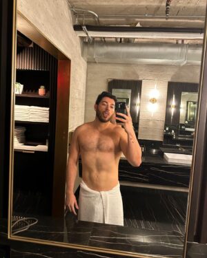 Manny MUA Instagram - workin on my fitness yall my witness 💪🏻
-
I’ve been on this fitness journey for the past 2 years now (more seriously) and truly it has made me the happiest version of me I could be. I’ve always been insecure about my body and even posting this progress pic I’m literally so nervous I could vomit 🤧 butttt I’m also so proud of the progress I’ve made and I will continue to work on every aspect of my health: not just physical but emotional, mental, etc. thank you all for all the encouraging comments and DMs I get, you have no idea how much they make my day ❤️ we gotta take control of our health sooner or later yall! We got this!