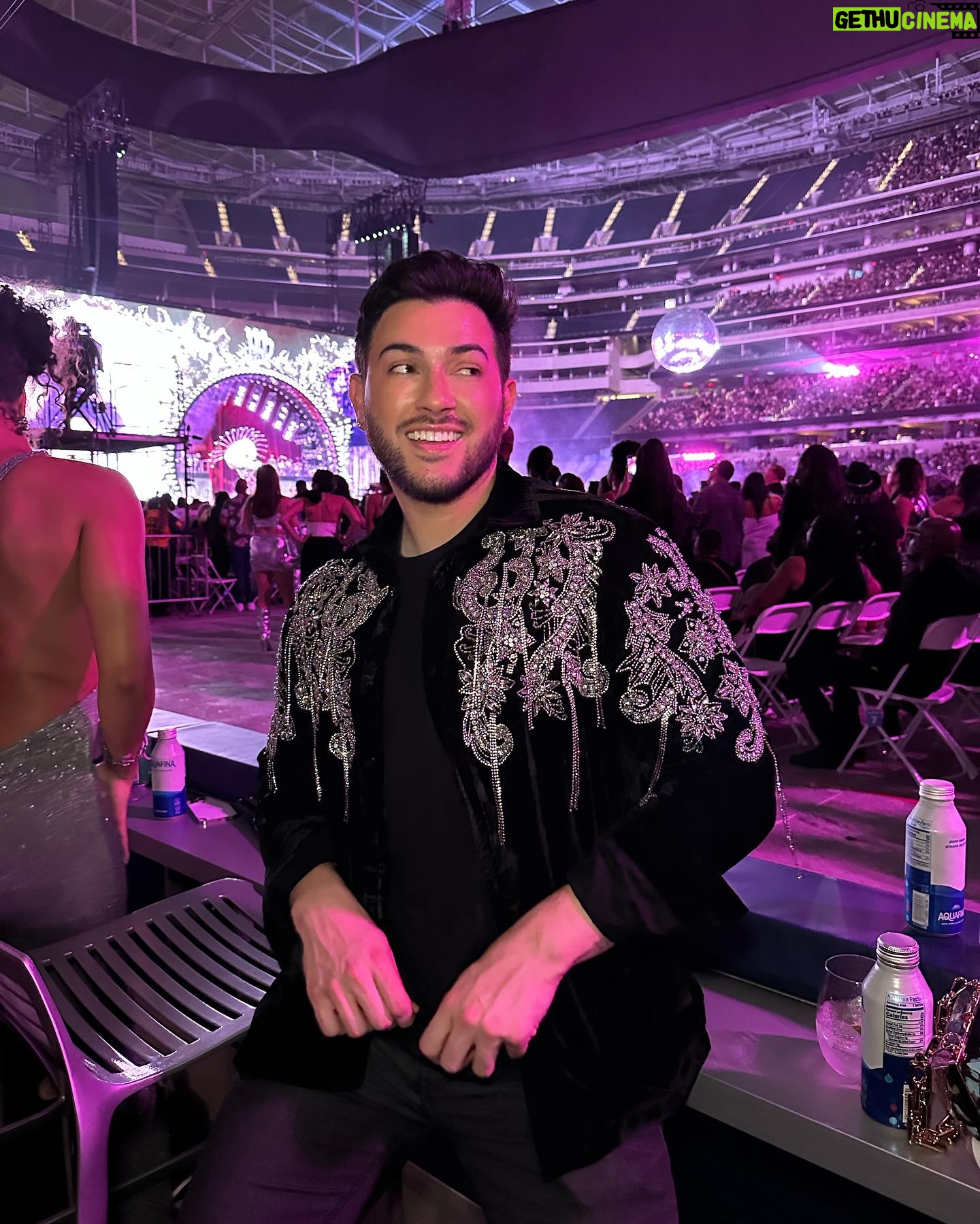 Manny MUA Instagram - it’s beyonces world… I just live in it 🐝 thank you @nyxcosmetics @maybelline @lorealparis for the incredible night 🥹