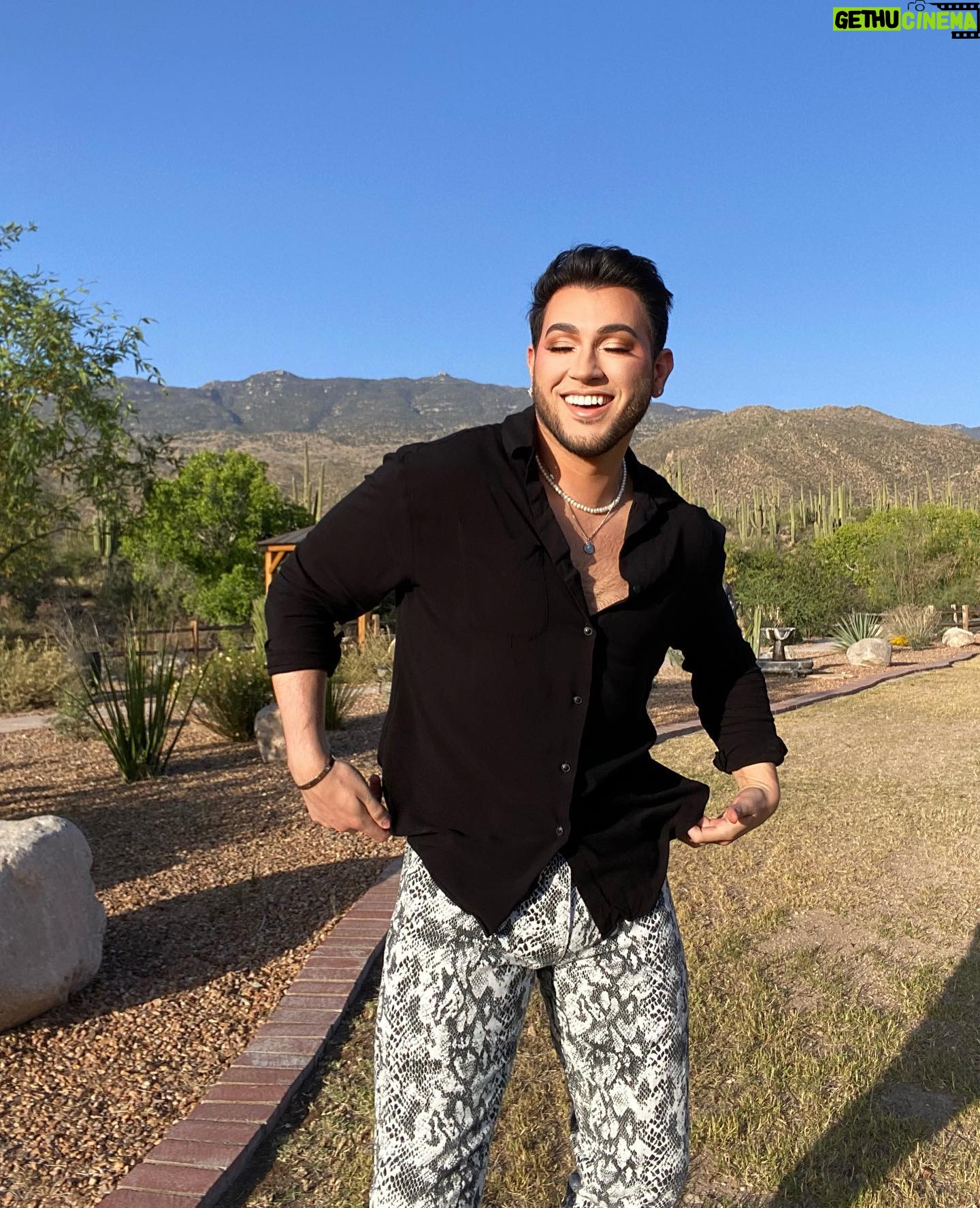 Manny MUA Instagram - is that a snake in your pants orβ¦ π - having so much fun being part of brow search here in AZ with @benefitcosmetics π