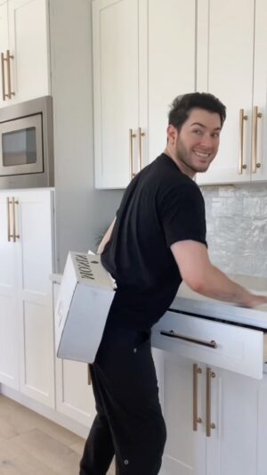 Manny MUA Instagram - i’ve been told i have a boxy figure 📦🤓