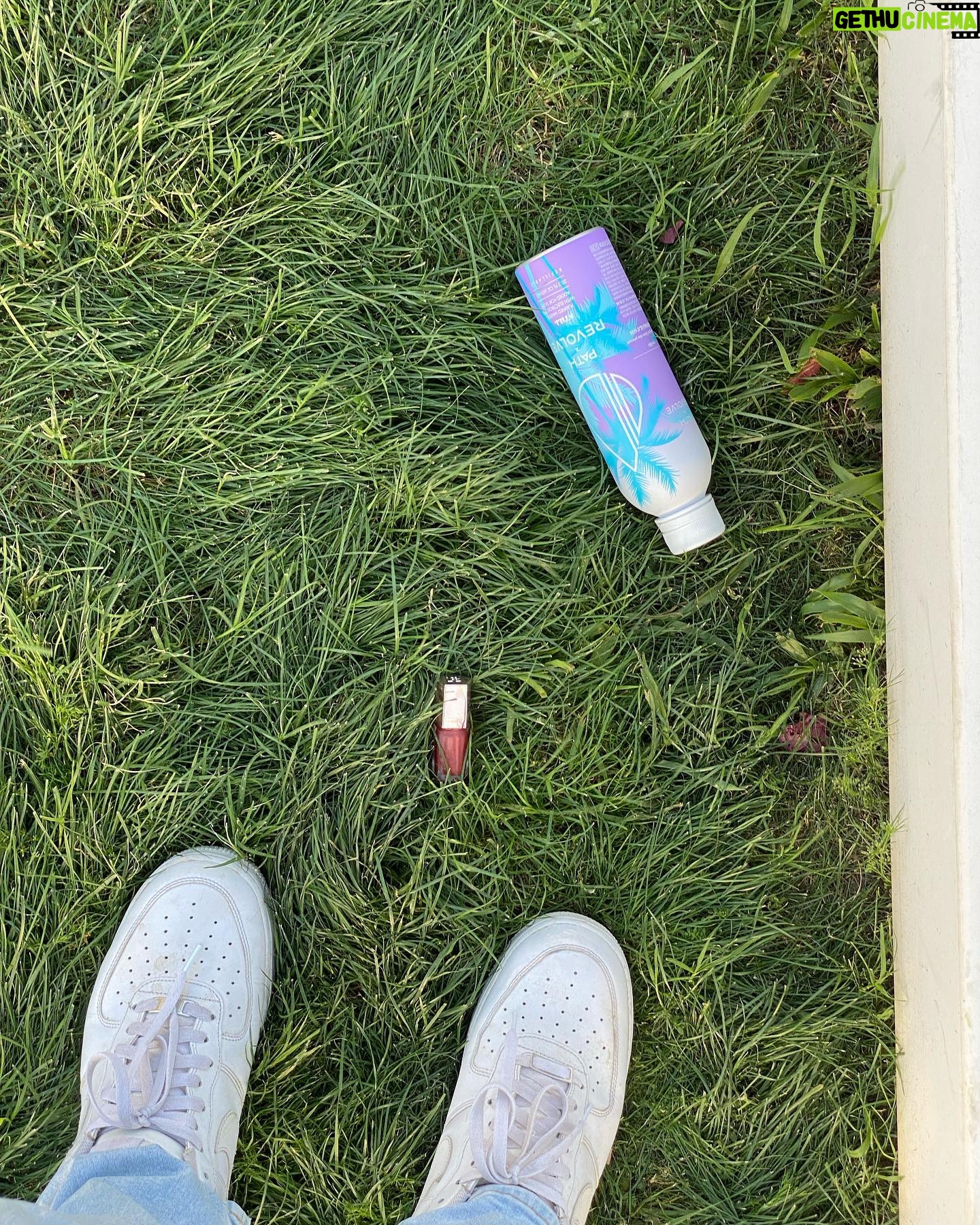 Manny MUA Instagram - helllla chella 🌸 sliving my best life