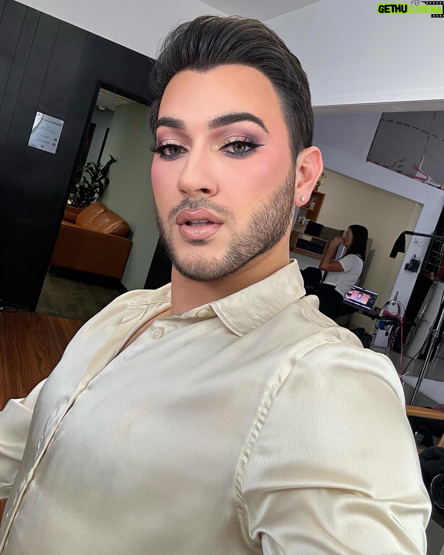 Manny MUA Instagram - mom and dad have a surprise comin 👀🤭
