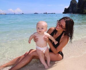Manon Tanti Instagram - La chaleur nous manque ☀️ Tito déteste être habillé 😂❤️👶🏼