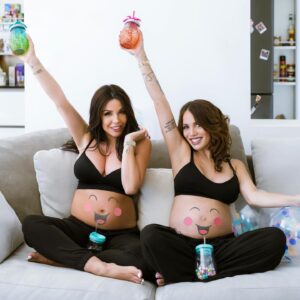 Manon Tanti Instagram - Tellement heureuse de partager ma deuxième grossesse avec toi ma jums d’amour @lauralempika 🥰 on est tomber enceinte en même temps 😍 nos boutchou auront que 3mois d écarts on pourra continuer à partager pleins de d’choses tous ensemble ❤️❤️ love u ❤️ #bestiespregnant #pregnantstyle #babymama