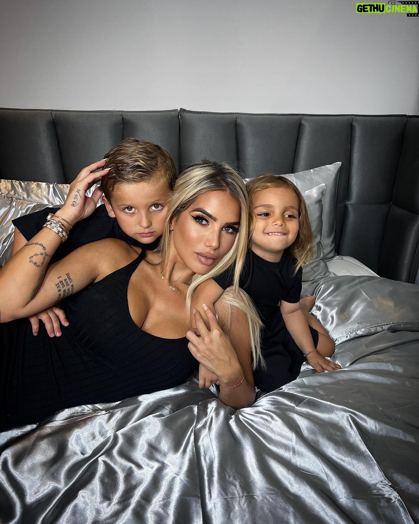 Manon Tanti Instagram - Enfin reçu ma nouvelle parure @sheinfrance_ 🩶La matière est vraiment très agréable et le prix est abordable, on adore !! Avec mon code : Manont23 ✨ (-15% dès 29 d'achat, -20% dès 69€ d'achat sur tout le site français ) Réf de la parure : 14369827 #SHEINpartner #saveinstyle #SHEIN #accessibleettendance #publicite #SHEINHome #collaborationcommerciale