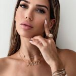 Manon Tanti Instagram - Je ne quitte plus mes bijoux @aparanjan_paris 😍 Voici les réf : Collier CATARINA. SYLLABE PERSONNALISABLE Bracelets CARLA. RIVIERA XL. RIVIERA RECTANGLE. BRIDGERTON Bague ELISABETH Vous avez -20% sur la collection en cours avec mon code MANON20 Hors articles déjà remisés #aparanjanparis #sponsorisé @agenceweevents
