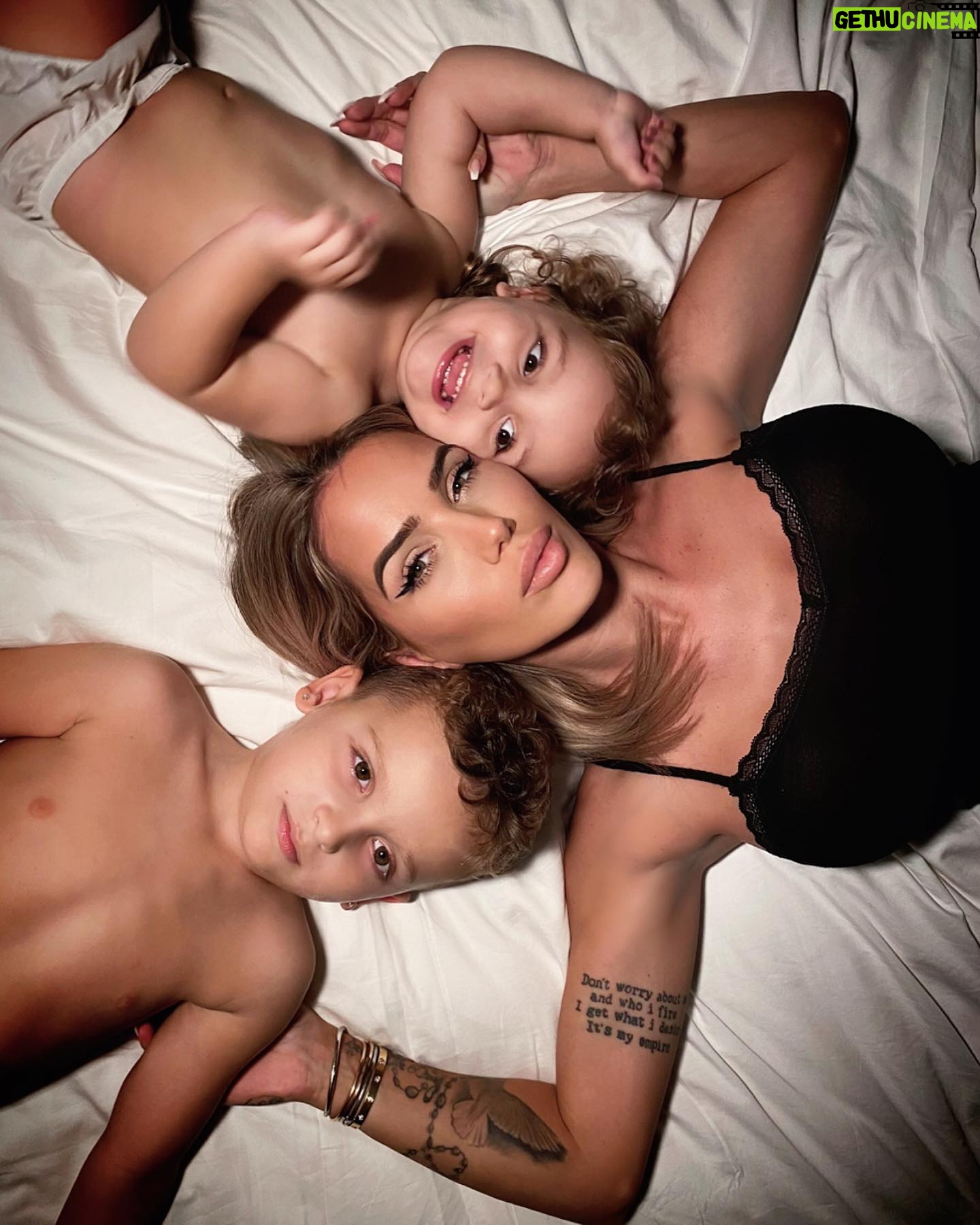 Manon Tanti Instagram - Quand j’ai eu Tiago je n imaginais pas que je puisse un jour aimer autant quelqu’un d’autre … et puis j’ai eu Angelina ❤️ L’amour d’une maman ne se divise pas , il se multiplie 😍