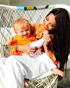 Manon Tanti Instagram - Joyeux anniversaire mon bébé d’amour 🧡 beaucoup d’émotions aujourd’hui , il y’a un an et quelques minutes je te tenais pour la toute première fois dans mes bras 🧡 tu étais si petit et si fragile .. 🧡 te voilà un grand bébé 🙈 11 kilos 78 cm 🙈 tu sais déjà dire papa,maman,baballe,bravo,nan nan , dada (tonton ) , a (nala), wouaou (quand c est beau ), hummm (quand c est bon ) et vroum vroum 🧡 tu es le plus rapide dès bébés en 4pattes et tu te tiens debout comme un chef 🙈🧡 ne grandis pas trop vite mon petit ange 👼🏼 mon petit bébé tu seras pour toujours une partie de moi , mon oxygène , ma raison de vivre 🧡 JE T’AIME @tiagotanti 🧡🧡 #oneyear