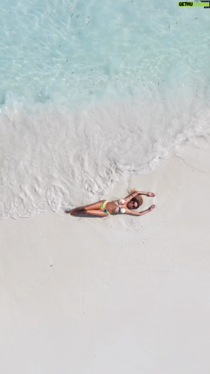 Manon Tanti Instagram - One of the best beaches i have been to ☀️ @ayadamaldivesresort 🇲🇻 #maldives #beach #beachlife #travel #traveling #🇲🇻 #ayadamaldives 📹 @graphixel