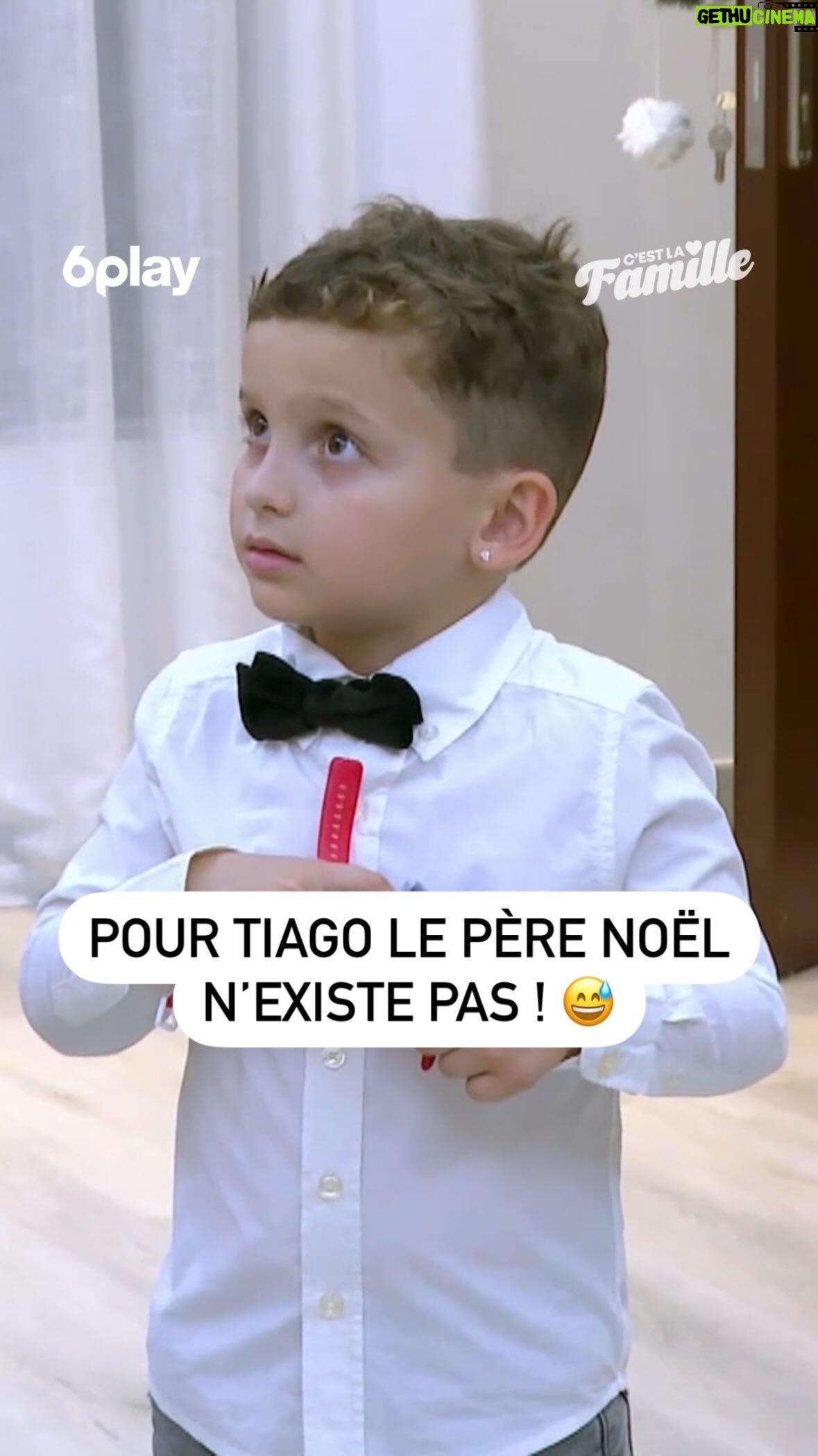 Manon Tanti Instagram - "Il n’existe pas, j’en suis sûr !" ❌🎅 @julientantiplein et @manontanti sont sous le choc en découvrant que Tiago ne croit pas au Père Noël 😮 "C’est la famille", tous les samedis, 5 nouveaux épisodes exclusivement sur @6play #CLF