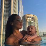 Manon Tanti Instagram - Première baignade avec mon tit ange 👶🏼🙈😍❤️ #sofiteldubaidowntown