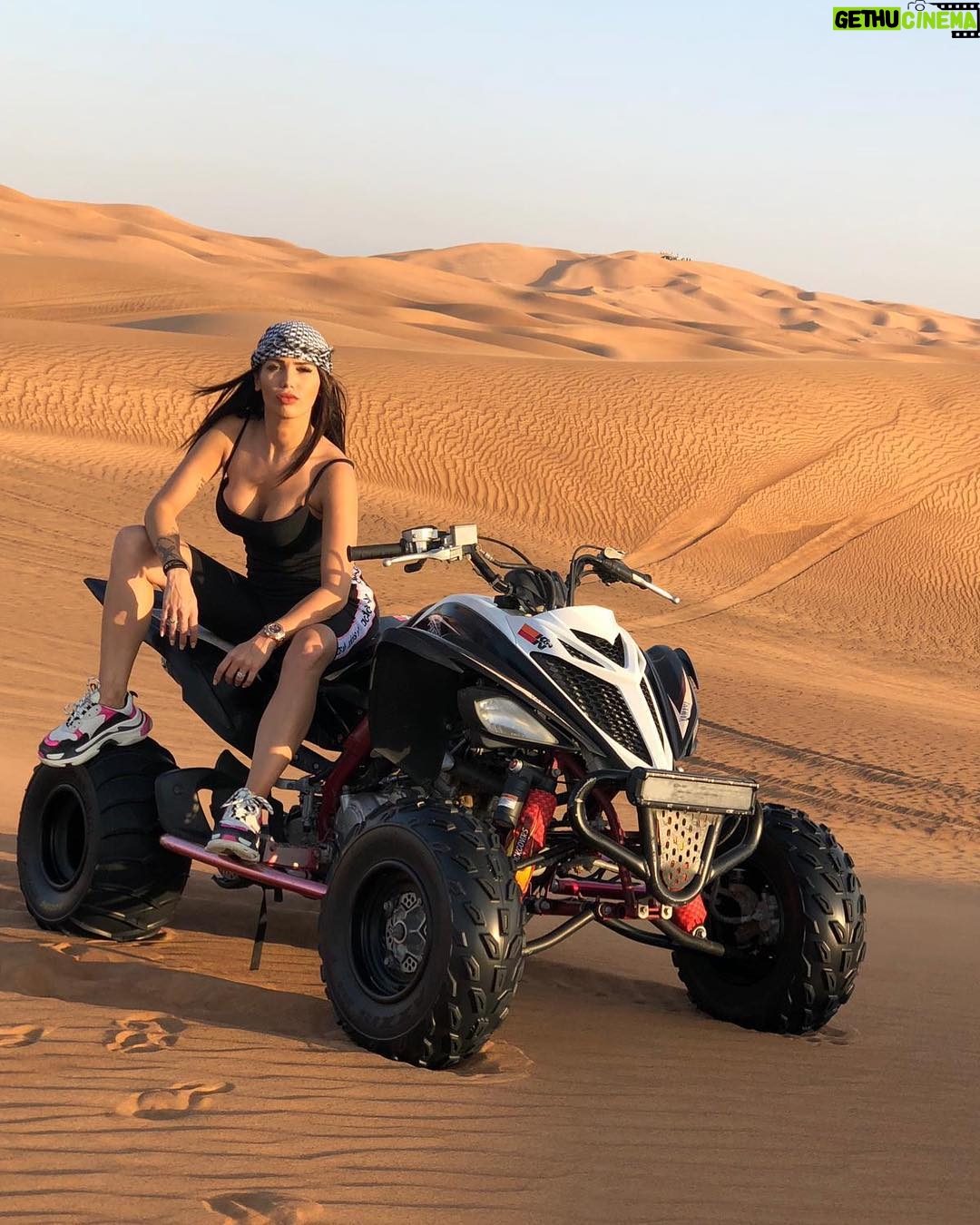 Manon Tanti Instagram - Un grand merci à @beyonddubai pour cette activité magique ... #quad #desert #dubaishit