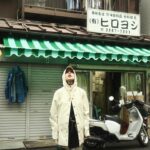 Manu Gavassi Instagram - Era só uma ida ao mercado de peixe na chuva… Virou uma sequência de fotos estilo lookbook.nu (entendedores entenderão) 🐟 🌧️ Tudo segue lindo no Japão! Pretendo não voltar pra casa. Beijos.