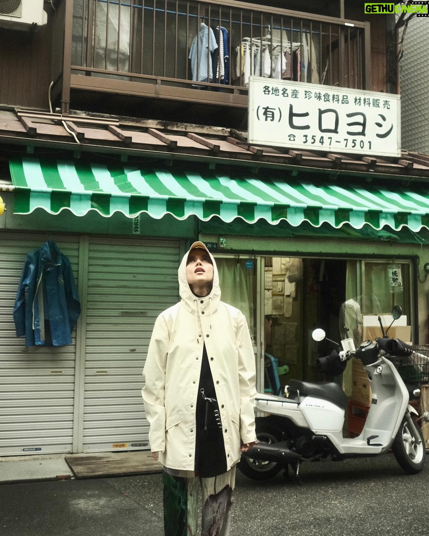 Manu Gavassi Instagram - Era só uma ida ao mercado de peixe na chuva… Virou uma sequência de fotos estilo lookbook.nu (entendedores entenderão) 🐟 🌧️ Tudo segue lindo no Japão! Pretendo não voltar pra casa. Beijos.