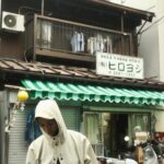 Manu Gavassi Instagram - Era só uma ida ao mercado de peixe na chuva… Virou uma sequência de fotos estilo lookbook.nu (entendedores entenderão) 🐟 🌧️ Tudo segue lindo no Japão! Pretendo não voltar pra casa. Beijos.