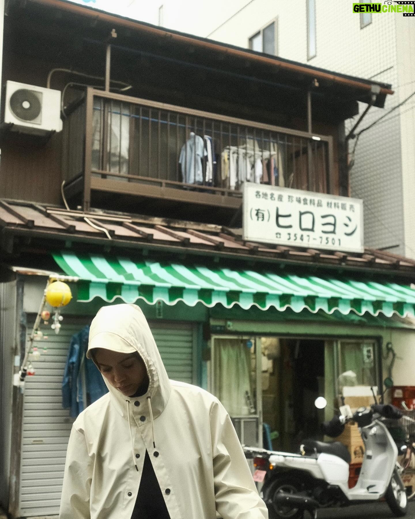 Manu Gavassi Instagram - Era só uma ida ao mercado de peixe na chuva… Virou uma sequência de fotos estilo lookbook.nu (entendedores entenderão) 🐟 🌧️ Tudo segue lindo no Japão! Pretendo não voltar pra casa. Beijos.