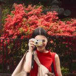 Manu Gavassi Instagram - As definições de “turista” foram atualizadas com um verdadeiro doc em fotos do meu amor @jullioreis. Se um dia tirei férias não me lembro porque nada se compara a isso aqui: câmera carismática, templos históricos, cerejeiras, sorvete de matcha, andar, andar e andar, entrar em filas que você não sabe onde te levarão e levar uma lembrancinha. 🇯🇵❤️