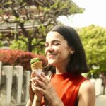 Manu Gavassi Instagram – As definições de “turista” foram atualizadas com um verdadeiro doc em fotos do meu amor @jullioreis. Se um dia tirei férias não me lembro porque nada se compara a isso aqui: câmera carismática, templos históricos, cerejeiras, sorvete de matcha, andar, andar e andar, entrar em filas que você não sabe onde te levarão e levar uma lembrancinha. 🇯🇵❤️