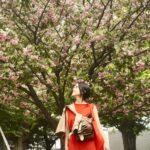 Manu Gavassi Instagram - As definições de “turista” foram atualizadas com um verdadeiro doc em fotos do meu amor @jullioreis. Se um dia tirei férias não me lembro porque nada se compara a isso aqui: câmera carismática, templos históricos, cerejeiras, sorvete de matcha, andar, andar e andar, entrar em filas que você não sabe onde te levarão e levar uma lembrancinha. 🇯🇵❤️