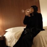Manu Gavassi Instagram – Recebidos da melhor maneira na minha viagem dos sonhos pro Japão, @editionginza arigatō gozaimasu pela recepção lindíssima! Que hotel, que sake espumante com os melhores morangos que já provei 🍓 E que sonho fazer essa viagem com você @jullioreis 🥹