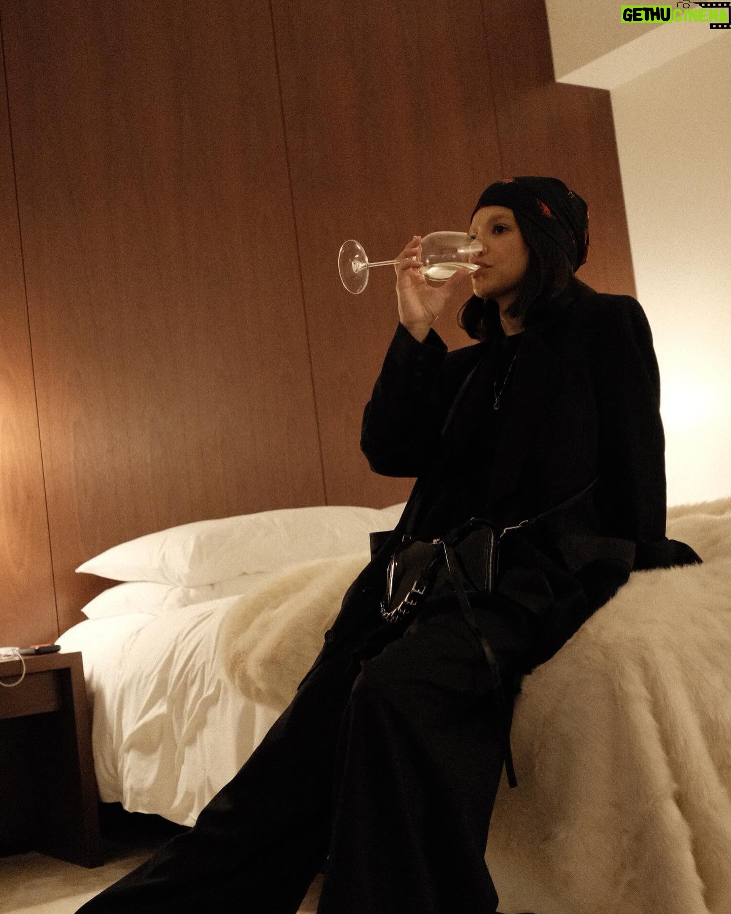 Manu Gavassi Instagram - Recebidos da melhor maneira na minha viagem dos sonhos pro Japão, @editionginza arigatō gozaimasu pela recepção lindíssima! Que hotel, que sake espumante com os melhores morangos que já provei 🍓 E que sonho fazer essa viagem com você @jullioreis 🥹