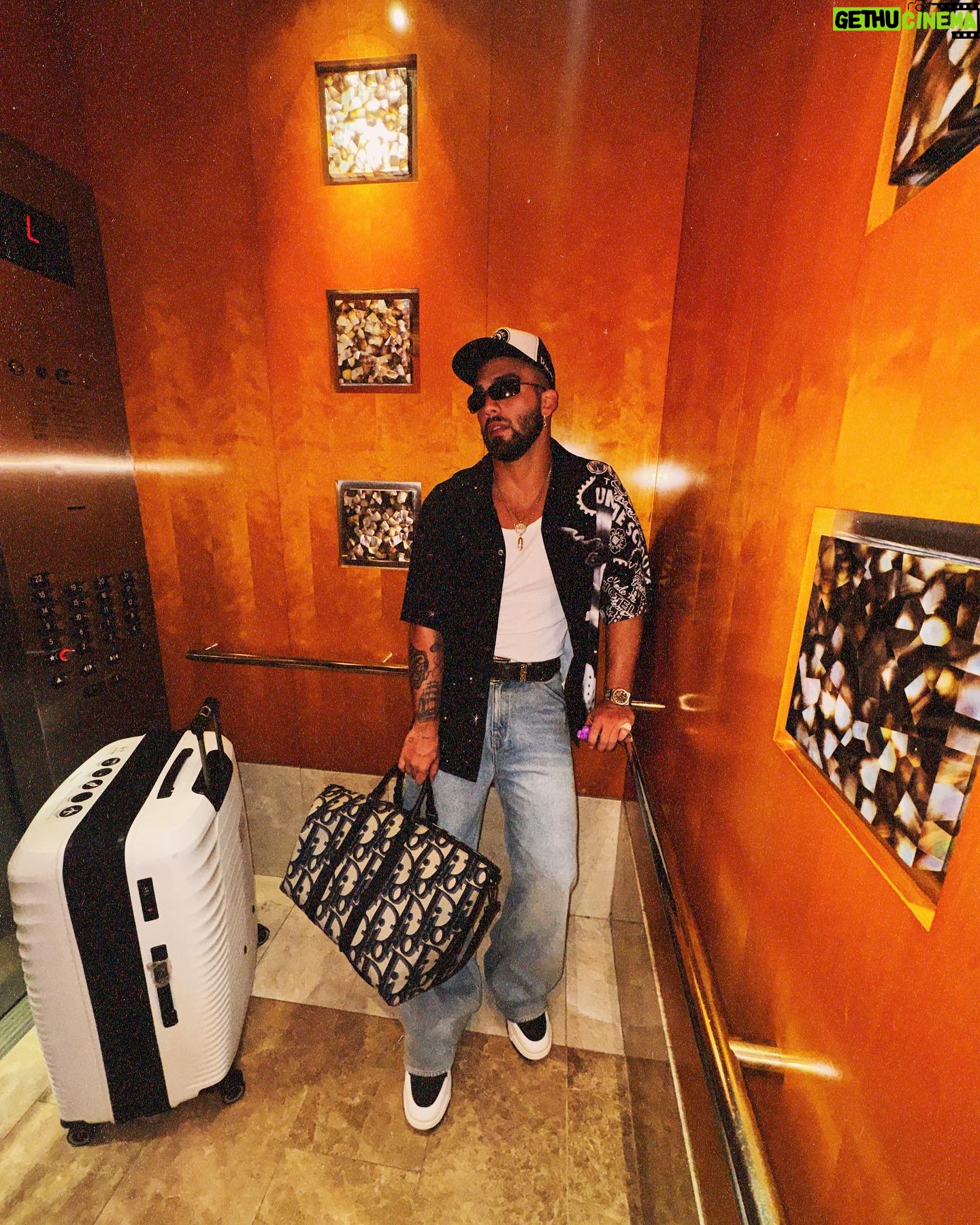 Manuel Turizo Instagram - De vuelta a la oficina a terminar el álbum. Este año venimos con 201 🔑🚪