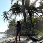 Manuela González Instagram - Pocos saben o no se imaginan que eso de posar y hacerme fotos me cuesta. Que prefiero mil veces más ser la que está detrás del lente en estos menesteres! Pero ayer era mi cumple y un joven fotógrafo que apenas empieza en estas artes, me propuso hacer estas fotos y amé el resultado. Que tal les parecieron? ➡️Para conocer al fotógrafo y darle su merecido crédito, ir a la última foto! 😜 #palomino #colombia #LuzNatural #fotografía