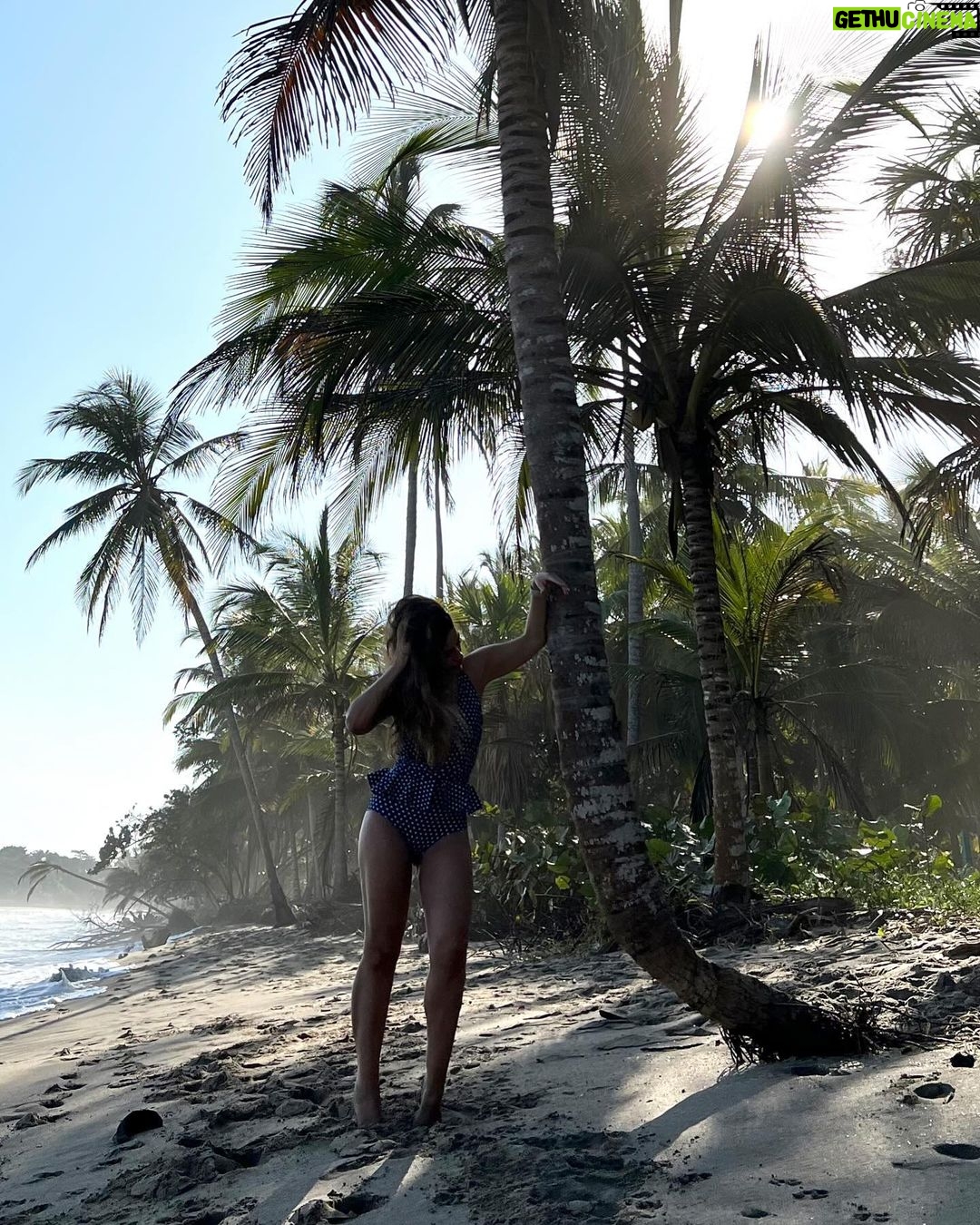 Manuela González Instagram - Pocos saben o no se imaginan que eso de posar y hacerme fotos me cuesta. Que prefiero mil veces más ser la que está detrás del lente en estos menesteres! Pero ayer era mi cumple y un joven fotógrafo que apenas empieza en estas artes, me propuso hacer estas fotos y amé el resultado. Que tal les parecieron? ➡️Para conocer al fotógrafo y darle su merecido crédito, ir a la última foto! 😜 #palomino #colombia #LuzNatural #fotografía
