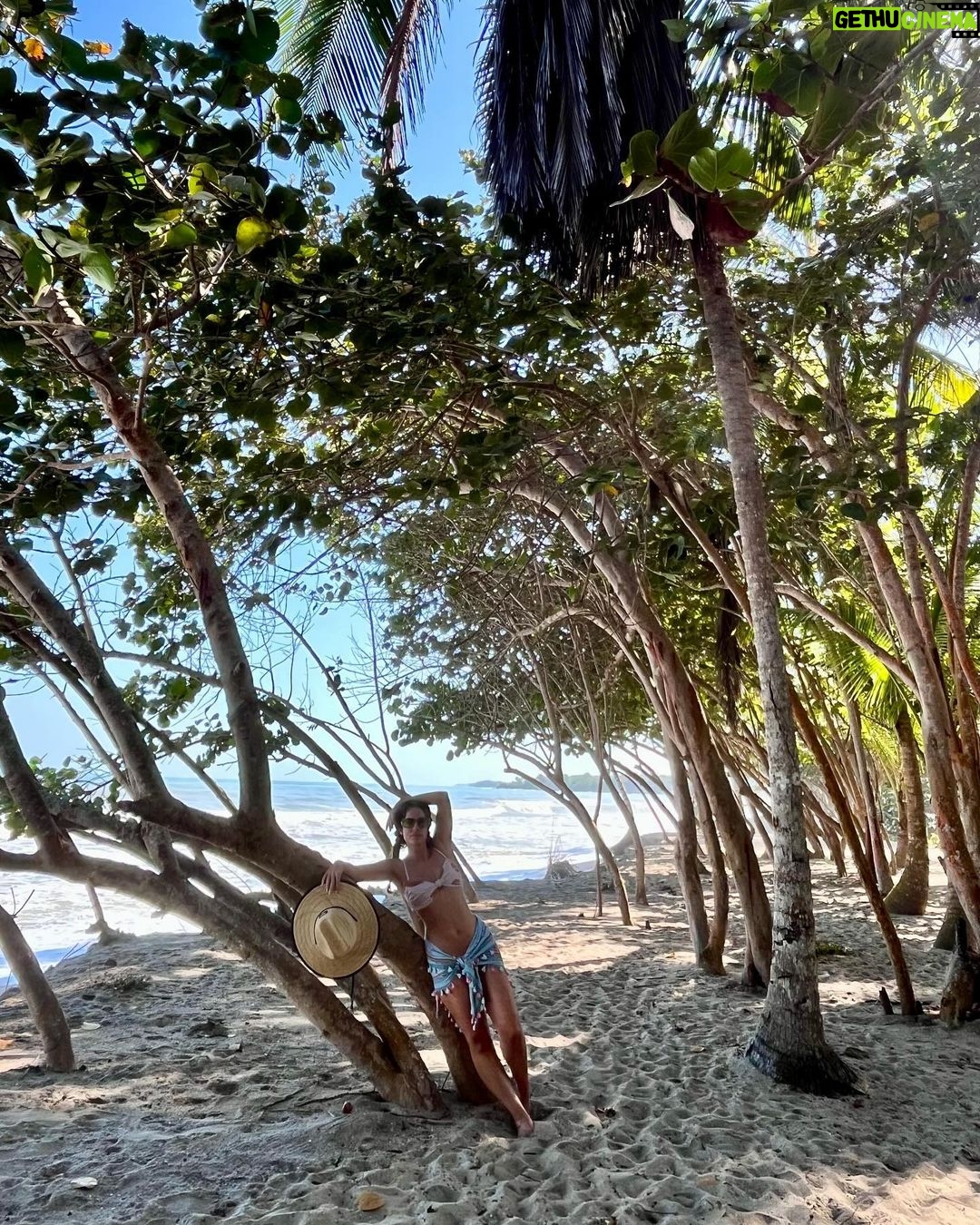 Manuela González Instagram - Sesión de fotos en familia! En una caminata de 4 horas, tocaba aprovechar la sombrita! Y qué me opinan de la última foto? 🫠😍♥️ Me declaro absolutamente derretida de amor por mi familia, punto! @andresvascomont TE AMO♥️