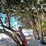 Manuela González Instagram - Sesión de fotos en familia! En una caminata de 4 horas, tocaba aprovechar la sombrita! Y qué me opinan de la última foto? 🫠😍♥️ Me declaro absolutamente derretida de amor por mi familia, punto! @andresvascomont TE AMO♥️