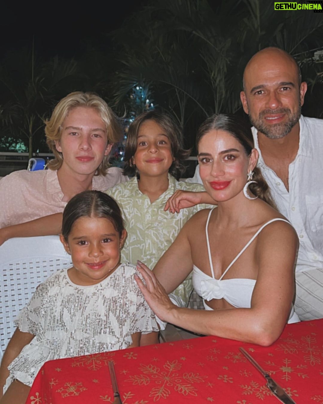 Manuela González Instagram - Momentos para recordar Por siempre 💫♥️ 1. En medio de un paraíso en Palomino 2. Recordatorio de que amarnos da buen resultado 3. Caminando juntos, llegamos más lejos! 4. Pedro y su rehabilitación de libélulas 5. Las conversaciones de Alma con Juana sobre sus cocadas 6. El hombre más guapo del mundo y yo la mujer más afortunada! 7. De todos los atardeceres, este el más lindo 8. Una noche para nosotros 9. Que vivan las amigas! 10. Empezar este 2024 juntos, qué regalo!