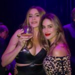 Manuela González Instagram - La gran noche de anoche y sin lugar a dudas, un sueño cumplido para Andrés! 😬🫠😍♥️ ➡️ ir a la última foto PARFAVARRRR 🤣🤣🤣 No les puedo explicar la belleza de esta mujer, ninguna foto le hará justicia jamás! Y su energía fabulosa la cual generosamente nos compartió a todos anoche Uff… Gracias @netflixcolombia por este fantástico lanzamiento de GRISELDA! Quedamos enganchadisimos!!! Necesitamos que se estrene ya! 😜🍿🎬 Y gracias a @pepapombocom por mi hermosura de vestido y a @sofiallanosaccessories por mis accesorios! ♥️😍 me sentí regia! @netflix @netflixlat @sofiavergara @andresvascomont