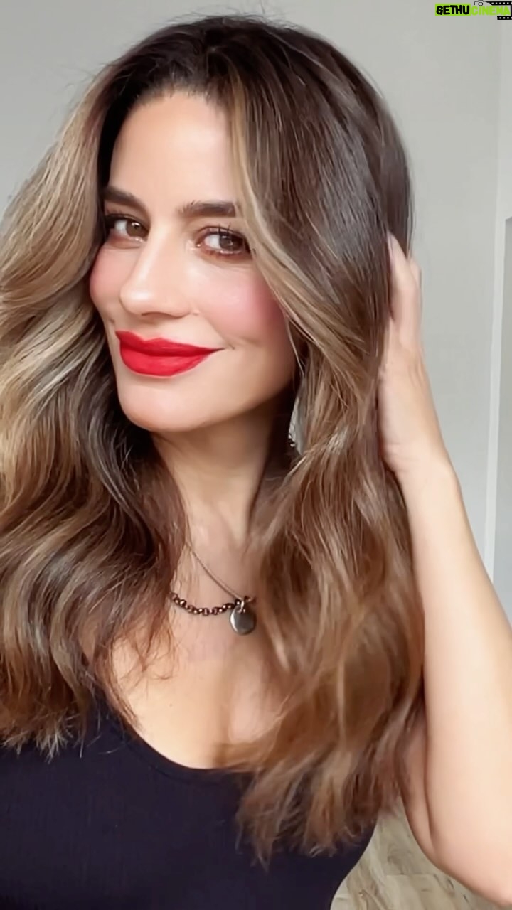 Manuela González Instagram - ¿Del 1 al 10, qué tal les pareció este cambio? Después de mucho dudarlo, me atreví a darle un giro de color a mi pelo! A veces dar el paso es difícil, pero cuando por fin lo damos…VALE TOTAL LA PENA! 😍🔥 Como sé que muchas de ustedes estaban como yo, repletas de dudas, invité a mi adorada @byalexaperez experta en color, para que con sus tips y experiencia, nos muestre cómo podemos hacernos el color en casa con IGORA VITAL y quedar felices! Espero se animen y recuerden: CUIDARNOS siempre será el mejor regalo de navidad 🎄💫♥️ Pd: Igora vital ofrece la opción de un experto en color vía WhatsApp +573184723849 y es maravillosa! Ahí con seguridad despejarán todas sus dudas 🧑🎤👩🎤👩🦳👩🦰 😉 #regalatetumejorversion #igoravital #publicidad