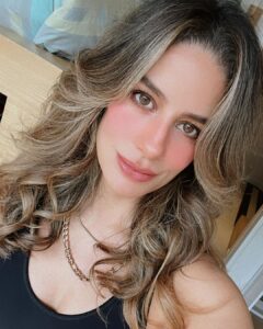 Manuela González Instagram - Pst! Pst! Una miradita! 😉😝♥️ A qué se dedican este miércoles? Y desde donde me leen? Les mando besos!