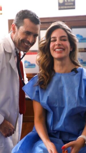Manuela González Instagram - La faceta médica de @novoarafael sigue conquistando y sanando corazones, sino que lo diga Lorena. 😏😳 Lo mejor de todo, es que llegó para quedarse y acelerar el ritmo cardiaco de los fanáticos de #ACorazónAbierto, ¿preparados para el lanzamiento?❤️👏 ¡Hoy, 9:00 p.m.! 🥰