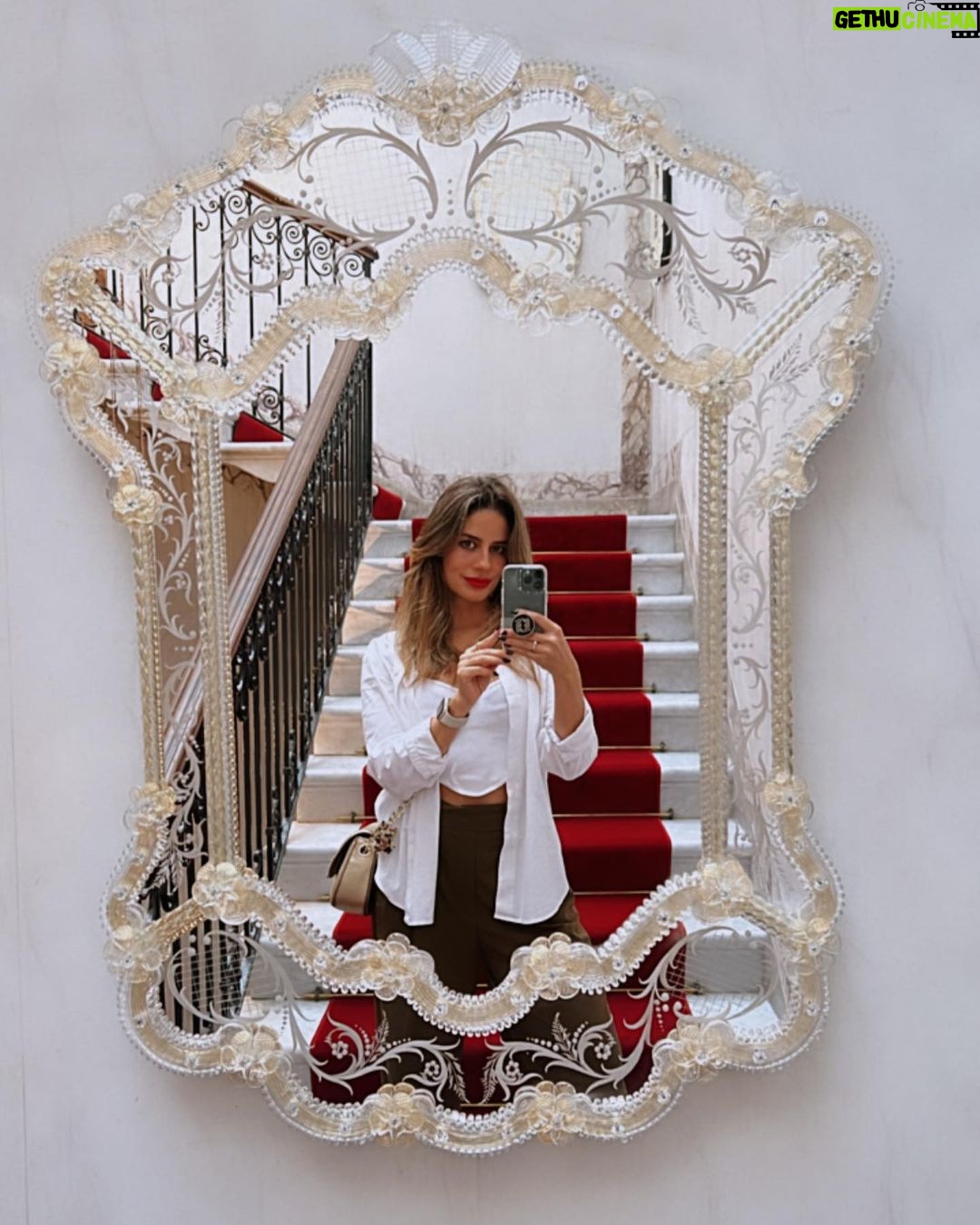 Manuela González Instagram - Y con ustedes, Venecia 🚣♀️ Empieza la cuenta regresiva de lo que ha sido uno de los viajes más extraordinarios de nuestras vidas y siento que es imposible traducir la dicha y la profundidad que nos hemos regalado como familia. Pero acá voy dejando algunos apartes para compartir con ustedes! Este pedacito del viaje fue como la cerecita del postre🍒 una ñapa, un alargue de un momento que quisimos estirar lo que más pudimos, y fue estar junto a Klemen Xime y Lea. Amigos del alma que amamos y extrañamos mucho♥️. Venecia fue el escenario más sublime, la alegría de estos niños mirando el mundo desde su asombro, cada rincón era más especial que el anterior y el tiempo pareció esfumarse, literal. Aún me pellizco para saber si fue un sueño o si fue real… 1. El espejo de la escalera de nuestro edificio, cada pedacito fue wow! 2. Uno de los cientos de almacenes con figuritas en cristal de murano, estos chiquitos habrían podido quedarse horas viéndolos! 3. Foto de todos tomada por un local muy generoso 4. Alma en su góndola 5. Mi amorcito y el hombre más bizcocho de todo el paseo 🫠♥️ 6. Foto de baño no podía faltar 7. Recordando una foto de hace 7 años con mi Xime 8. Momento divino capturado por Mr. Klemen 9. Just us ♥️ 10. Un momento que guardarán por siempre… @lifeunexpected1976 @klemennovakofficial @andresvascomont