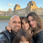 Manuela González Instagram - #photodump PARIS! 💙🤍❤️ Decir que es un sueño realidad, es poco. Gracias Dios por lo que nos quitas y por lo que nos das. Este viaje está siendo de las experiencias más hermosas y enriquecedoras que hayamos podido vivir! LOS AMO AMORES MÍOS!! ♥️🙌🏻💫 (y que falta que nos haces Jerito 😢) 1. Primera tarde por Paris luego de un viaje eterno de casi 24 hrs! Exhaustos pero con las ganas intactas! 2. Estos muñecos fascinados con TODO! 3. Comiendo en LE RELAIS DE L’ENTRECÔTE 🫠ufff 4. Pedro a punto de darle un ride a Alma por Paris en este mini Fiat! 5. Felices en el 🎠 6. Su primera montada en Metro 7. Amándonos y sintiéndonos muy orgullosos de lo que hemos construido ♥️🙌🏻 8. La dicha de Alma en cada una de las pâtisseries de Paris Lo dice todo! 9. Su primera vez en disney! Aunque a decir verdad, gozaron más con el pato de verdad que con el pato Donald (vean mis historias) 🥰😝🦆🍿 10. La foto más linda del paseo y un momento que guardaremos en la memoria por siempre!