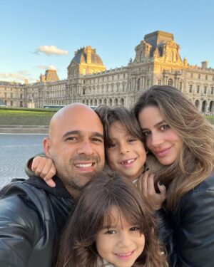 Manuela González Instagram - #photodump PARIS! 💙🤍❤️
Decir que es un sueño realidad, es poco.  Gracias Dios por lo que nos quitas y por lo que nos das. Este viaje está siendo de las experiencias más hermosas y enriquecedoras que hayamos podido vivir! LOS AMO AMORES MÍOS!! ♥️🙌🏻💫 (y que falta que nos haces Jerito 😢)

1. Primera tarde por Paris luego de un viaje eterno de casi 24 hrs! Exhaustos pero con las ganas intactas!
2. Estos muñecos fascinados con TODO!
3. Comiendo en LE RELAIS DE L’ENTRECÔTE 🫠ufff
4. Pedro a punto de darle un ride a Alma por Paris en este mini Fiat!
5. Felices en el 🎠
6. Su primera montada en Metro 
7. Amándonos y sintiéndonos muy orgullosos de lo que hemos construido ♥️🙌🏻
8. La dicha de Alma en cada una de las pâtisseries de Paris Lo dice todo!
9. Su primera vez en disney! Aunque a decir verdad, gozaron más con el pato de verdad que con el pato Donald (vean mis historias) 🥰😝🦆🍿
10. La foto más linda del paseo y un momento que guardaremos en la memoria por siempre!