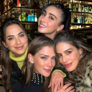 Manuela González Instagram - Perfil Falso reunited ♥️
@caromirandaof @nicolesantamaria @danielasarria1