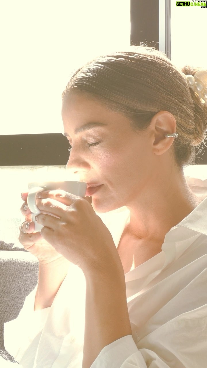 Manuela González Instagram - ¿Se ve chiquita, verdad? Pero te has puesto a pensar todo lo que cabe dentro de una cápsula? ¿Todo lo que representa? En esta cápsula de MUJERES CAFETERAS @juanvaldezcafe está el compromiso con la equidad de género en el campo colombiano. Están las historias de cientos de mujeres que día tras día, trabajan por destacarse como empresarias rurales. Cada cápsula, como un suave viaje de tiempo y espacio, nos transporta a todos esos cafetales en donde simplemente ellas, saben hacer el mejor café del mundo. Por eso en esta cápsula también cabe el orgullo que sentimos por nuestra tradición cafetera, por esas manos que logran todo lo que se proponen! Caben nuestras ganas de innovar y cabe nuestra responsabilidad por cuidar nuestro planeta. Bravo @juanvaldezcafe ♥️🙌🏻🌿☕️ Pd: no olvides reclamar TOTALMENTE GRATIS en los puntos de venta, la bolsa para reciclar tus cápsulas! #cafe #coffee #elmejorcafedelmundo #publicidad