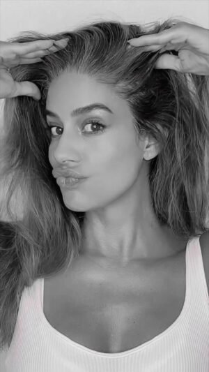 Manuela González Instagram - Oigan, me animé a retocar mi raiz y a tapar mis canas yo misma!! 
Y aunque tenía algo de nervios, estoy dichosa y súper orgullosa con el resultado 🤓😍 

MIS TIPS:

1. busquen productos de buena calidad. Yo me decidí por IGORA VITAL porque me da confianza de cobertura, duración y cuidado por sus post tratamientos. 
2. Aprovechen la asesoría del experto en color de SCHWARZKOPF por whatsapp. ES UN HIT!! Con ellos resolví todas mis dudas y repasé como mil veces el paso a paso antes de empezar🤪😝
3. NO LO OLVIDEN: un pequeño gesto de amor propio, puede ayudarnos a reflejar nuestra mejor versión 🥰♥️💫

#tumejorversion #amorpropio #igoravital #colorycuidado #schwarzkopf