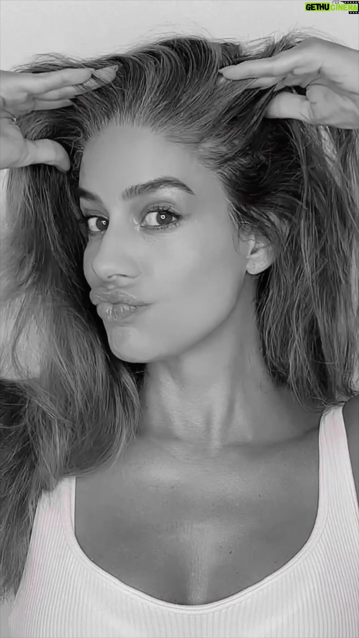 Manuela González - 37.4K Likes - Oigan, me animé a retocar mi raiz y a tapar mis canas yo misma!!
Y aunque tenía algo de nervios, estoy dichosa y súper orgullosa con el resultado 🤓😍
MIS TIPS:
1. busquen productos de buena calidad. Yo me decidí por IGORA VITAL porque me da confianza de cobertura, duración y cuidado por sus post tratamientos.
2. Aprovechen la asesoría del experto en color de SCHWARZKOPF por whatsapp. ES UN HIT!! Con ellos resolví todas mis dudas y repasé como mil veces el paso a paso antes de empezar🤪😝
3. NO LO OLVIDEN: un pequeño gesto de amor propio, puede ayudarnos a reflejar nuestra mejor versión 🥰♥️💫
#tumejorversion #amorpropio #igoravital #colorycuidado #schwarzkopf