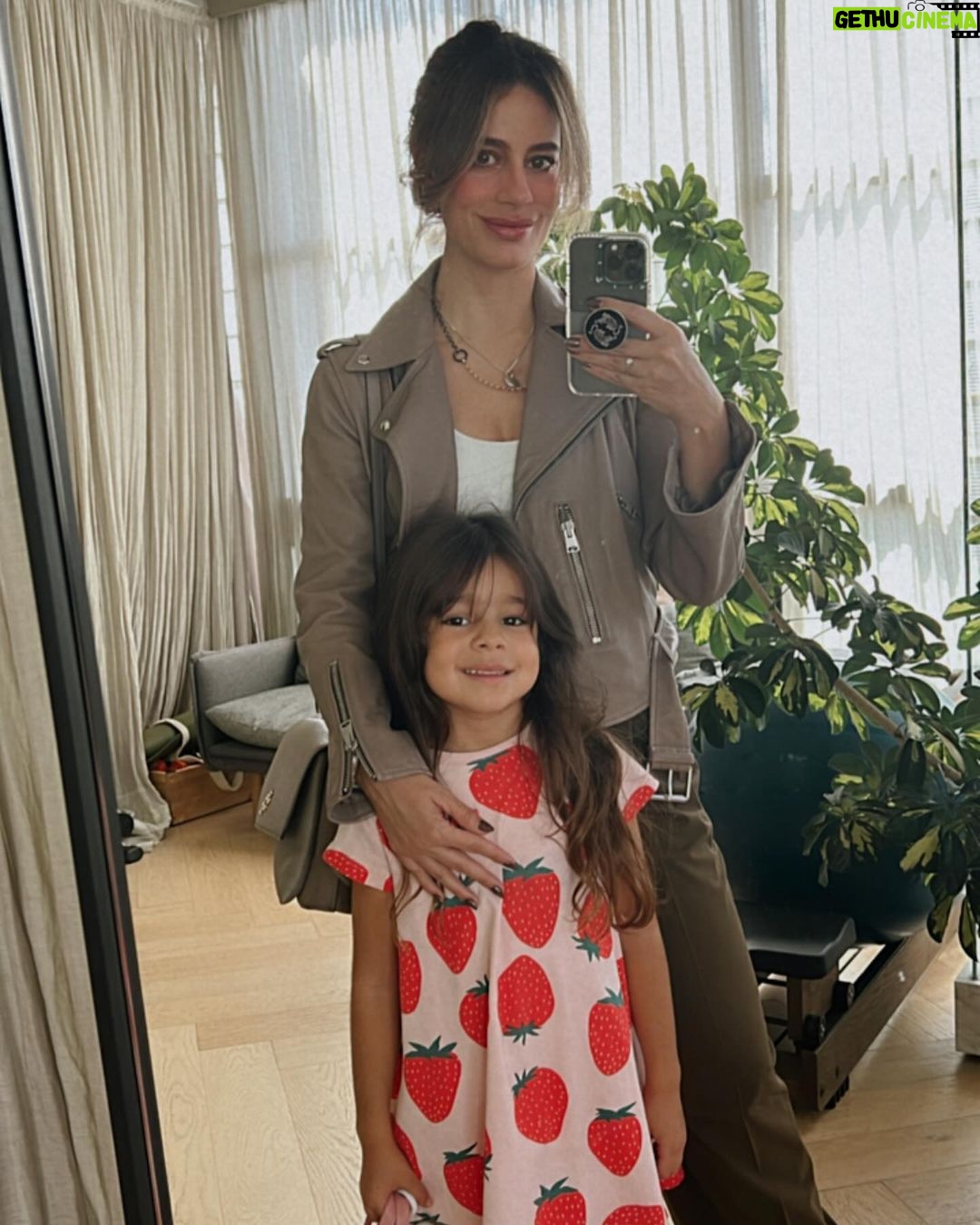 Manuela González Instagram - Feliz domingo bellezas!!! ♥️☀️♥️ ➡️ 1,2 o 3? 😝🍓 #AlmaDeMiAlma