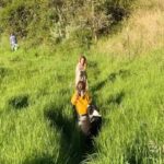 Manuela González Instagram - Respirar. Llenar de paisaje los ojos y el corazón. Caminar, explorar, sembrar, cocinar… ESTAR JUNTOS. Momentos en familia que guardaremos para siempre! Te amo Monita, gracias a ti y a Juan por abrirnos las puertas de su hogar y hacernos sentir como en casa. Que rico pasamos!! ♥️🍃🌿🌳 @marianagonzalezdaza @juan_braun_photos