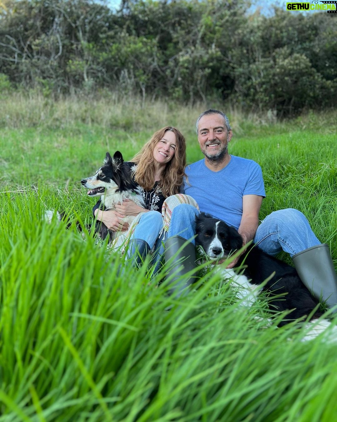 Manuela González Instagram - Respirar. Llenar de paisaje los ojos y el corazón. Caminar, explorar, sembrar, cocinar… ESTAR JUNTOS. Momentos en familia que guardaremos para siempre! Te amo Monita, gracias a ti y a Juan por abrirnos las puertas de su hogar y hacernos sentir como en casa. Que rico pasamos!! ♥️🍃🌿🌳 @marianagonzalezdaza @juan_braun_photos